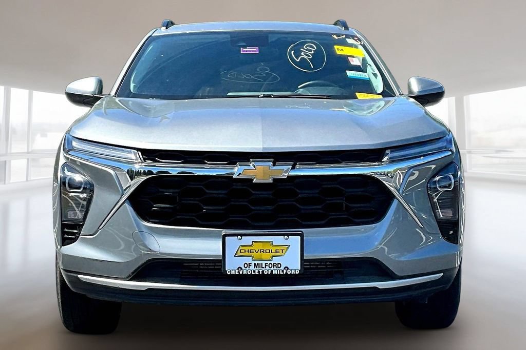 Used 2025 Chevrolet Trax LT w/ Driver Confidence Package FWD image 2