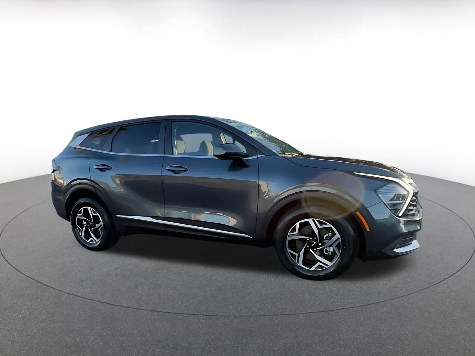 Used 2025 Kia Sportage LX FWD image 2