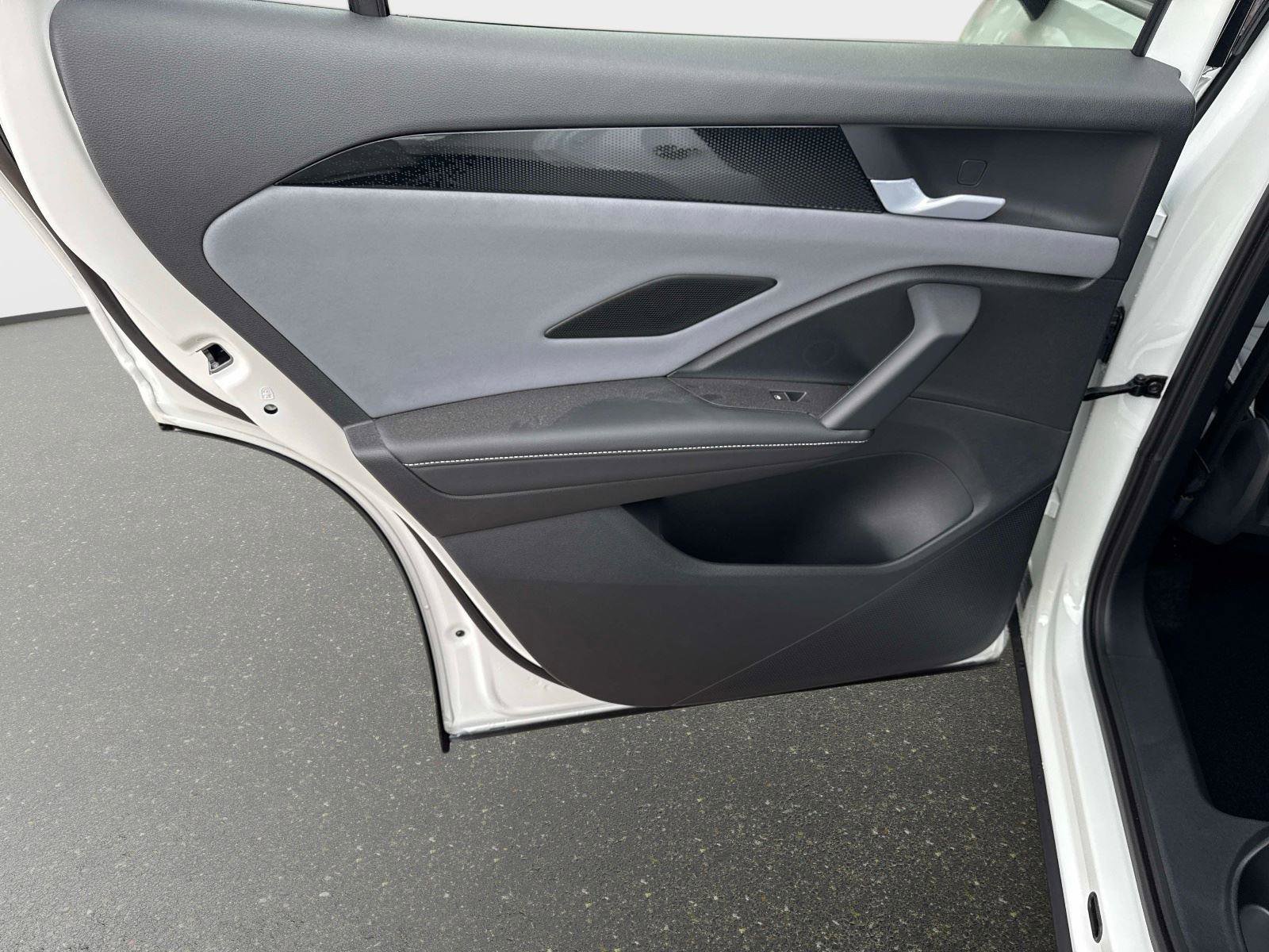 New 2026 Volkswagen Tiguan SE R-Line image 11