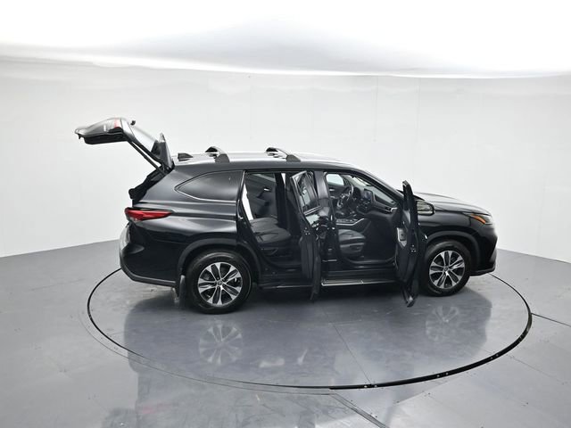 Used 2021 Toyota Highlander XLE image 46