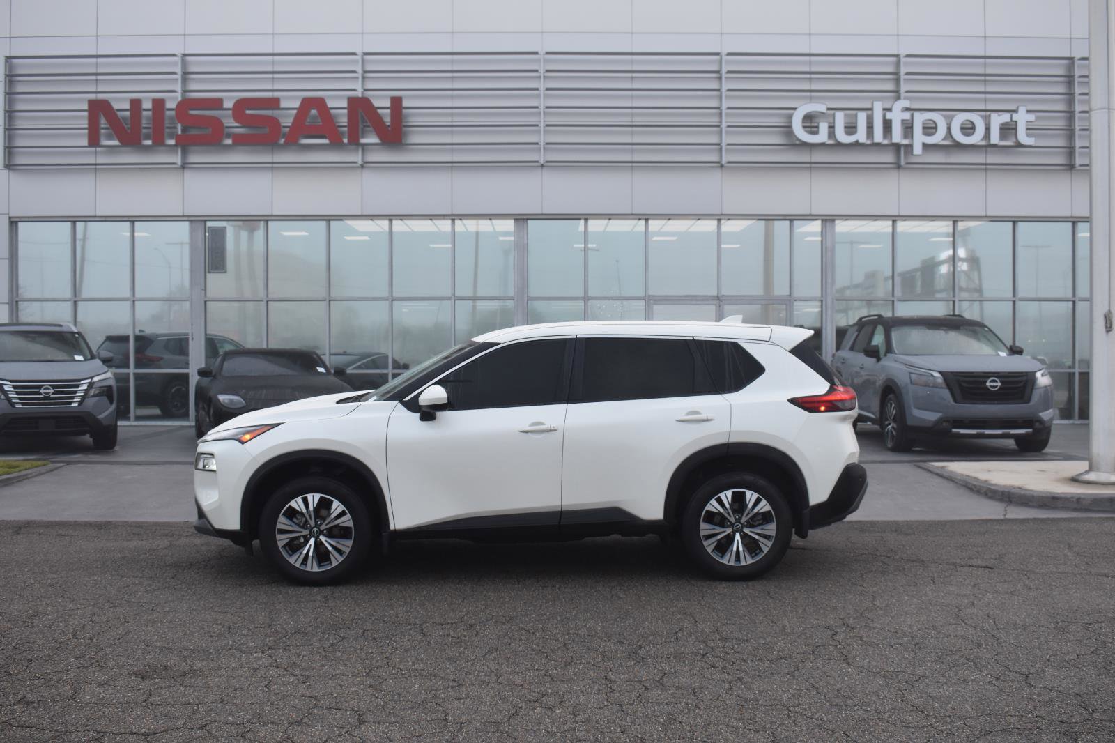 Used 2023 Nissan Rogue SV image 3