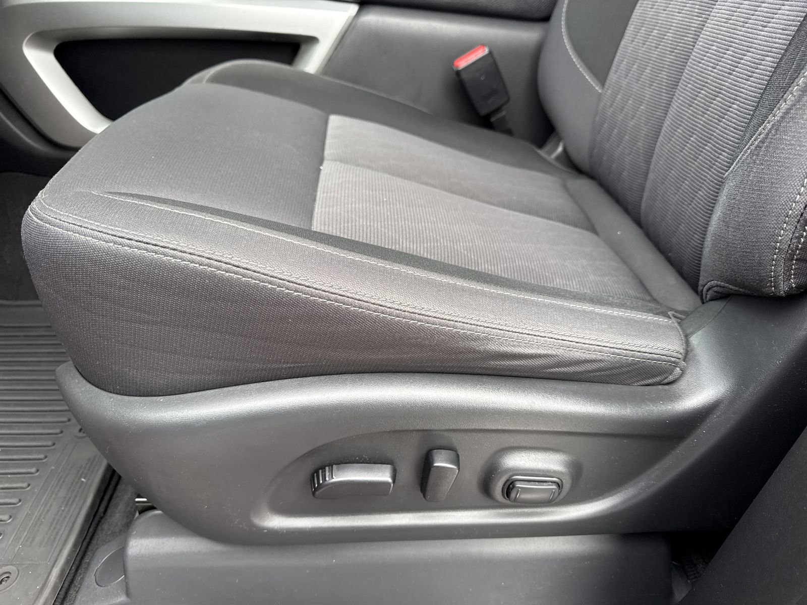 Used 2020 Nissan Titan SV w/ SV Convenience Package image 17