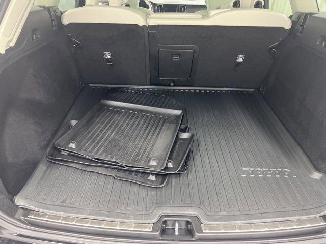 Used 2021 Volvo XC60 T5 Momentum w/ Protection Package Premier image 9