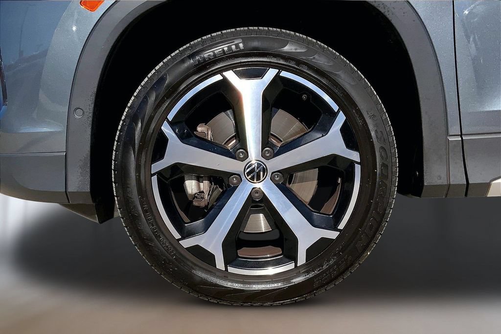 Used 2025 Volkswagen Tiguan SE AWD/4WD image 9