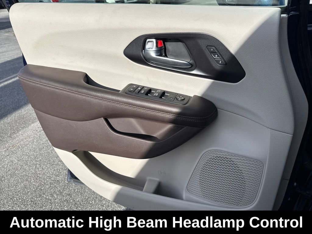 Used 2020 Chrysler Pacifica Touring-L w/ Tire & Wheel Group image 15