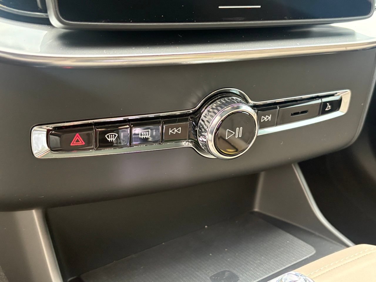 New 2026 Volvo XC90 T8 Plus w/ Protection Package Premier AWD/4WD image 16