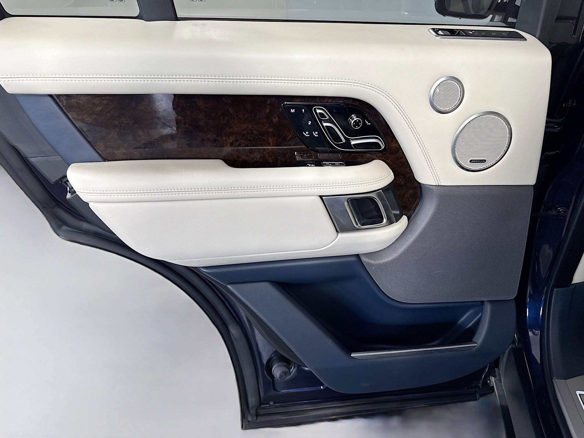 Used 2019 Land Rover Range Rover Autobiography image 26