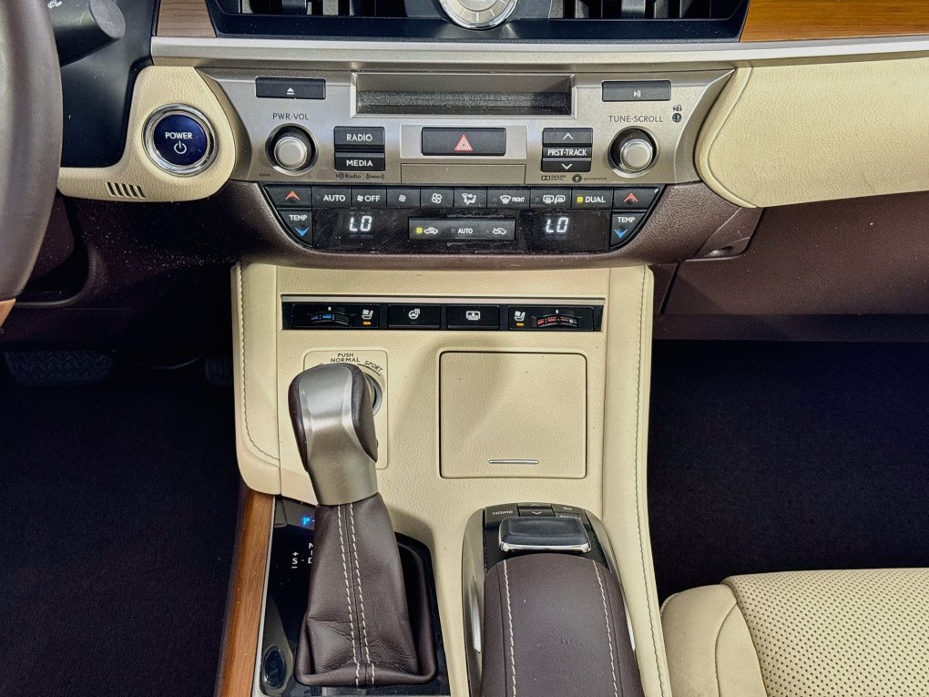 Used 2017 Lexus ES 300h w/ Luxury Package FWD image 33