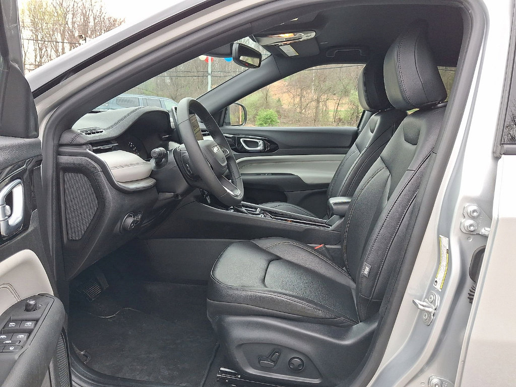 Used 2025 Jeep Compass Limited AWD/4WD image 11