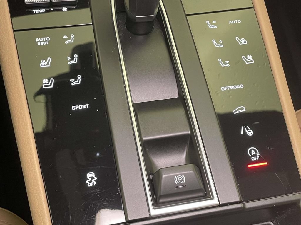 Certified 2023 Porsche Macan AWD/4WD image 34