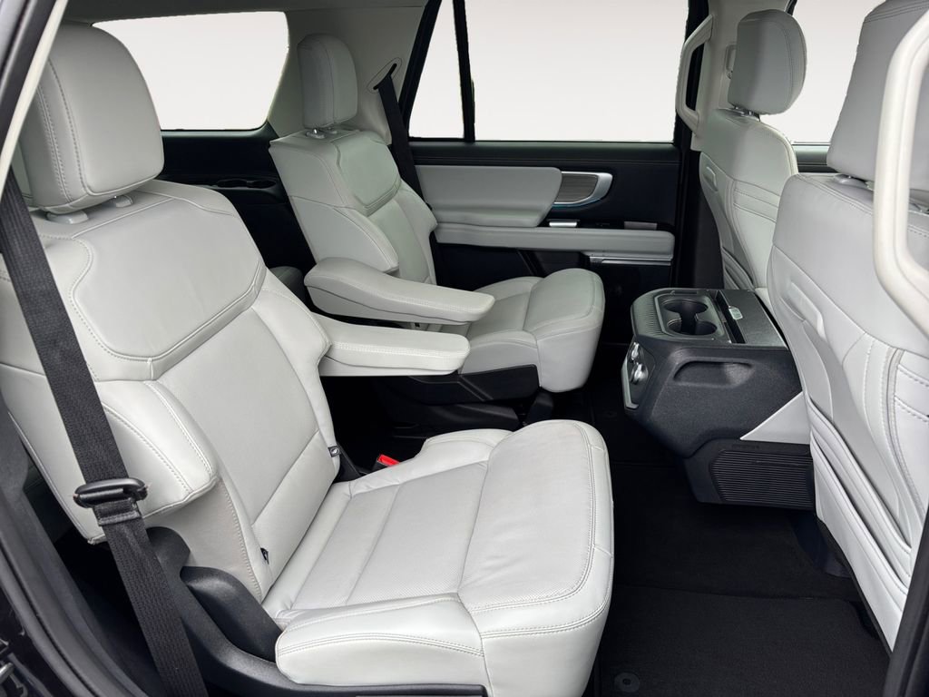 Used 2025 Ford Expedition Platinum image 11