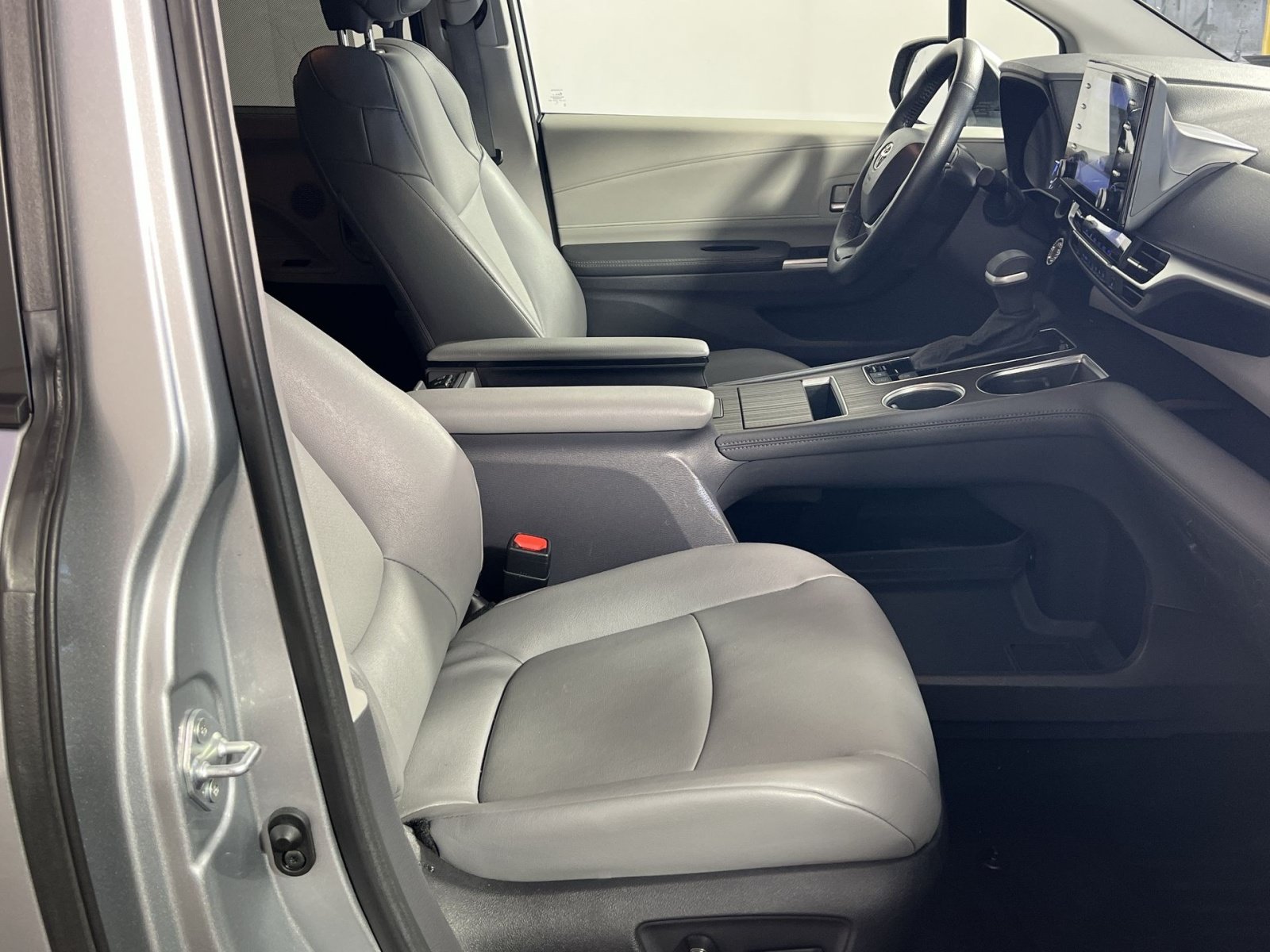Used 2023 Toyota Sienna XLE AWD/4WD image 29