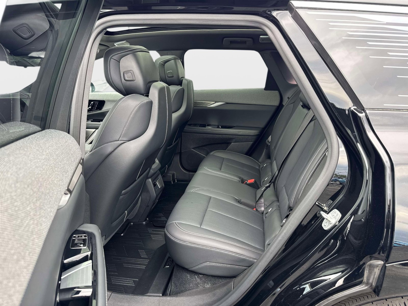 Certified 2025 Cadillac Optiq Luxury 2 w/ LPO, Floor Liner Package AWD/4WD image 22