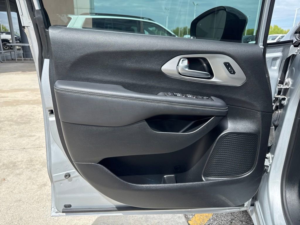 Used 2023 Chrysler Pacifica Limited w/ S Appearance Package FWD image 18