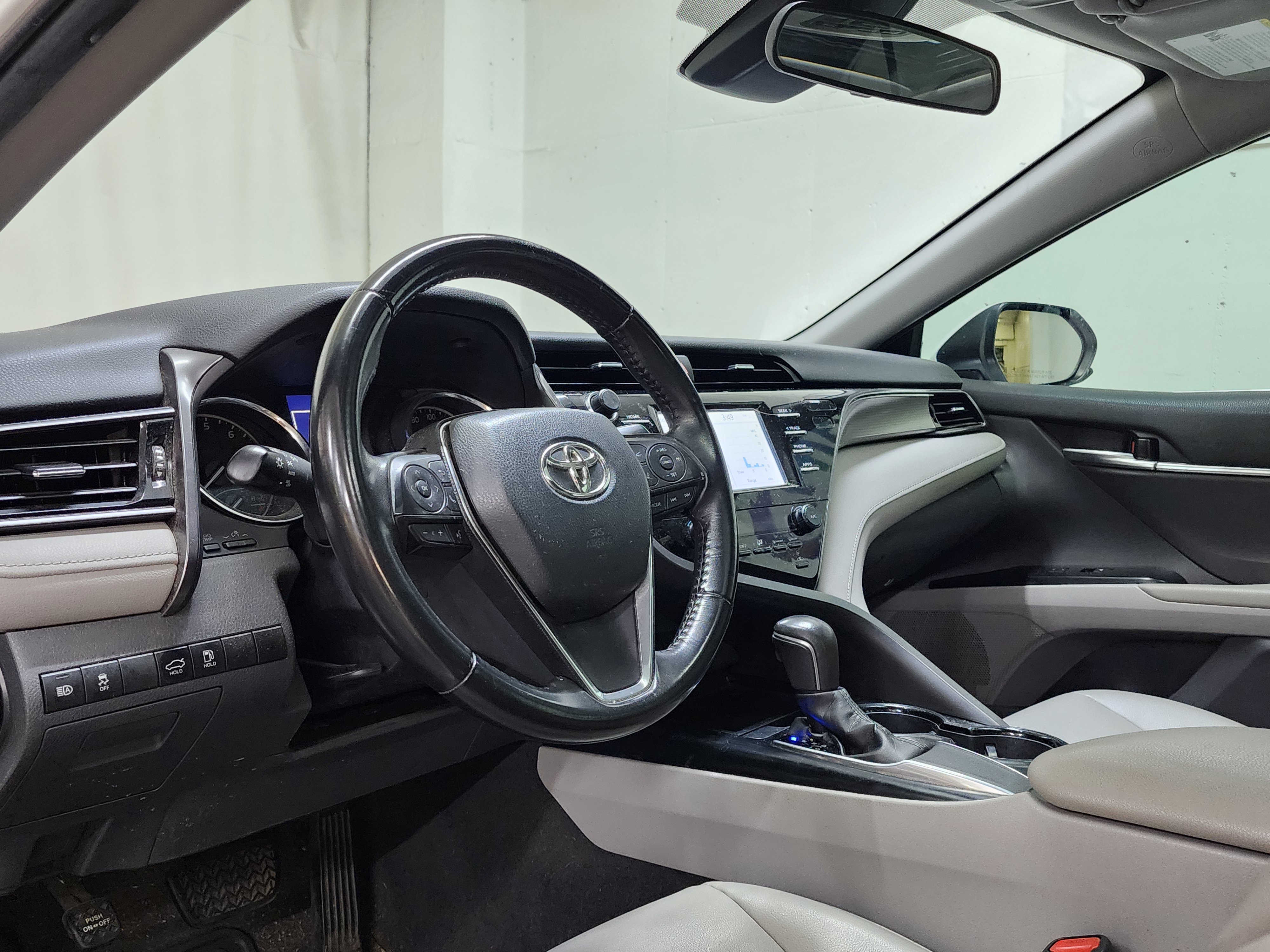 Used 2019 Toyota Camry SE FWD image 9