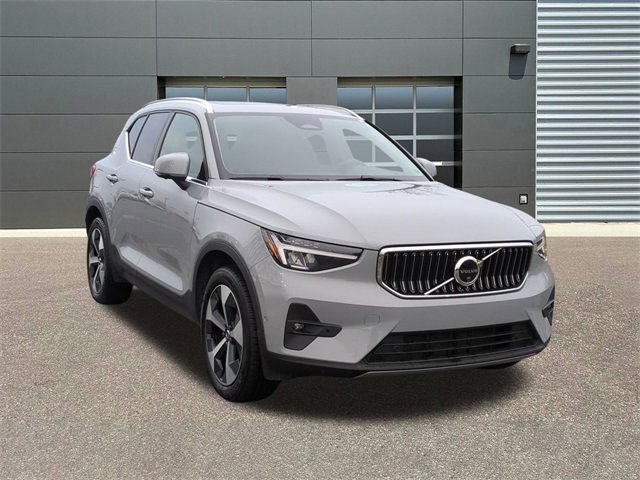 Used 2025 Volvo XC40 B5 Plus image 1