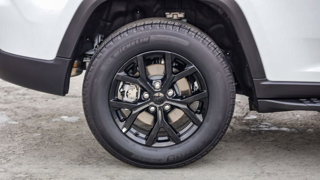 Certified 2025 Jeep Grand Cherokee Altitude image 12