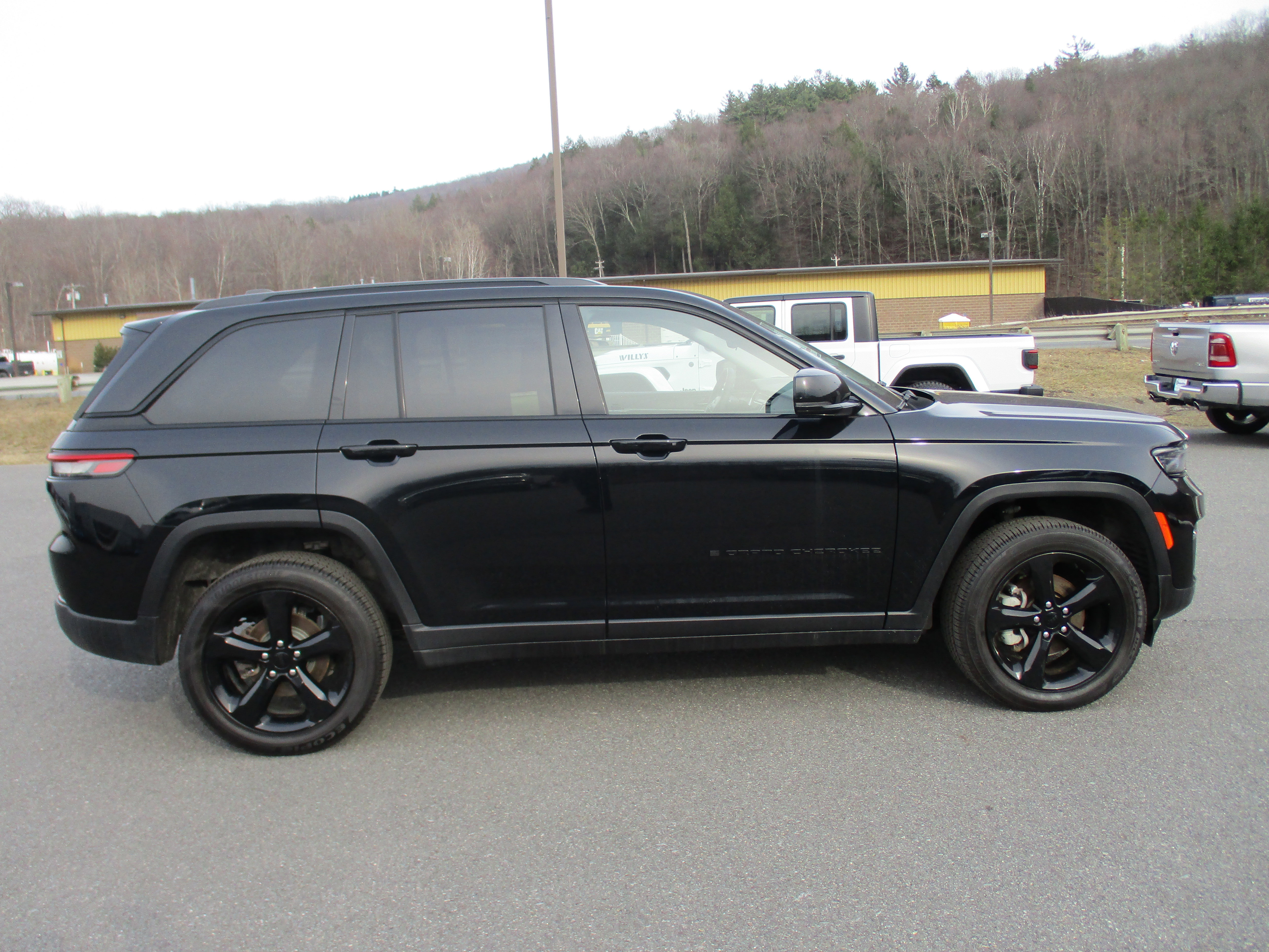 Certified 2023 Jeep Grand Cherokee Limited w/ Black Appearance Package AWD/4WD image 4