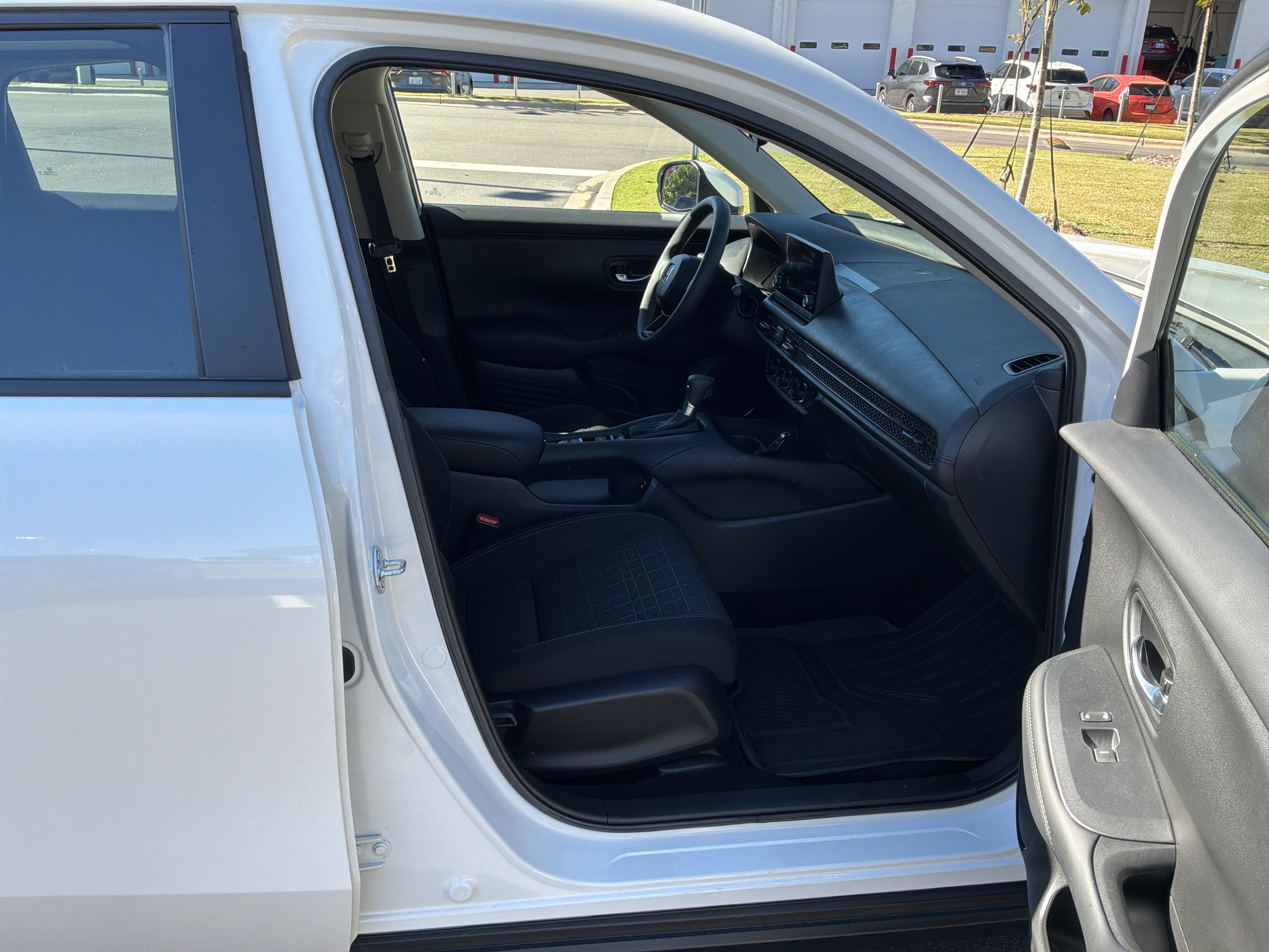 Used 2025 Honda HR-V LX image 31