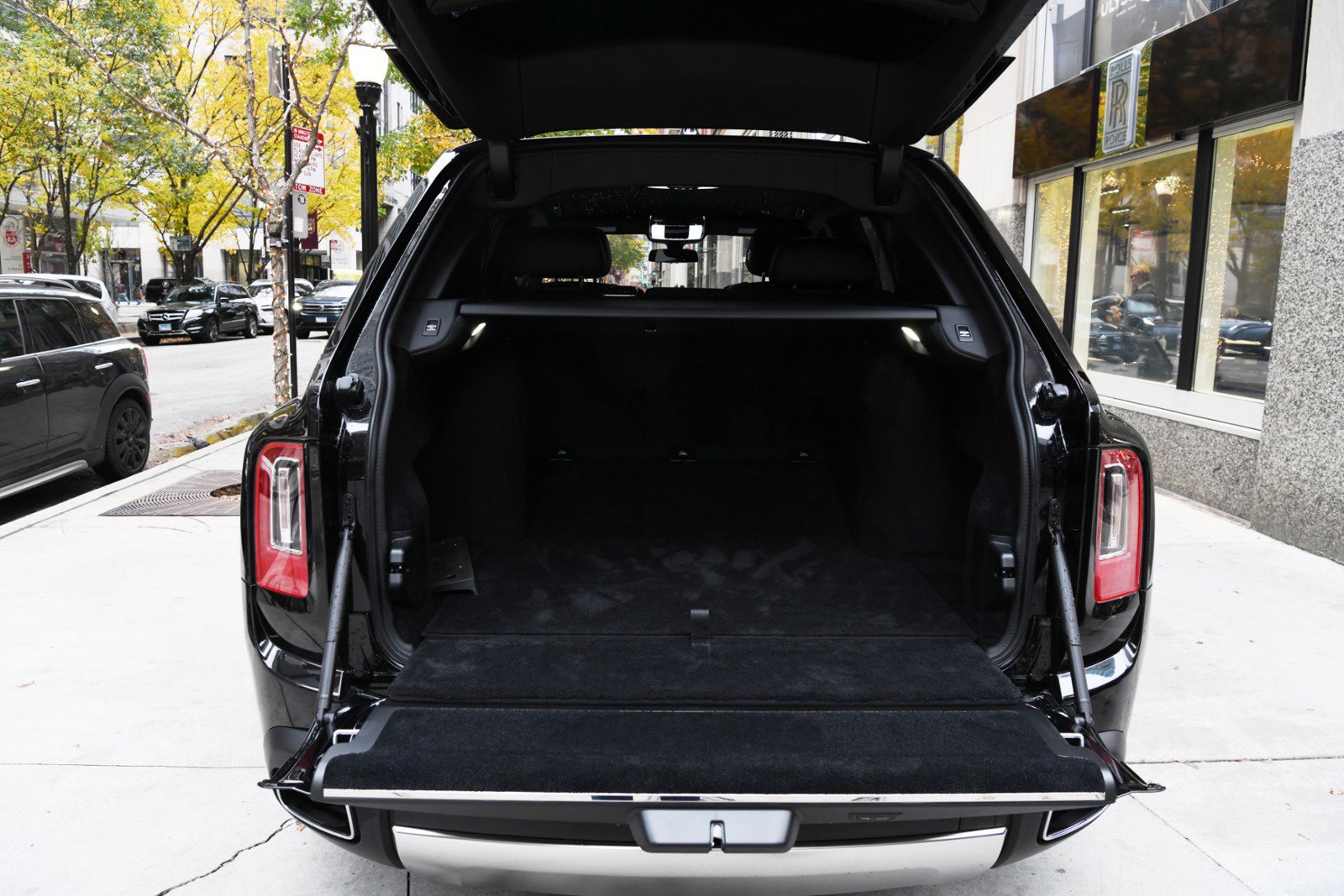 Used 2024 Rolls-Royce Cullinan image 21