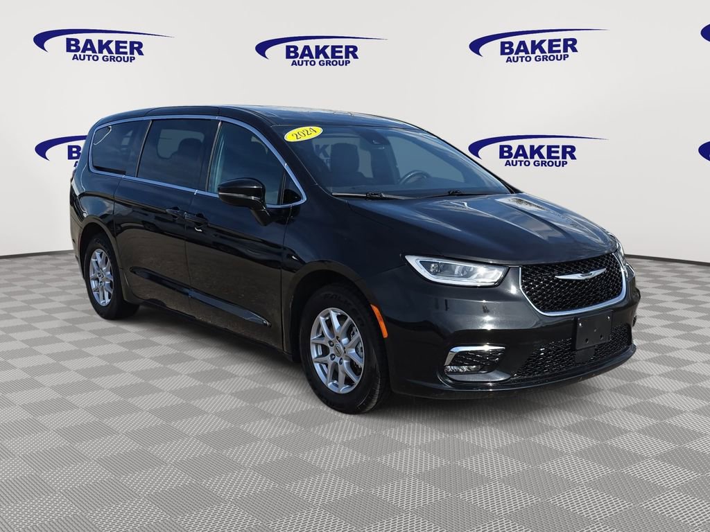 Used 2024 Chrysler Pacifica Touring FWD image 3