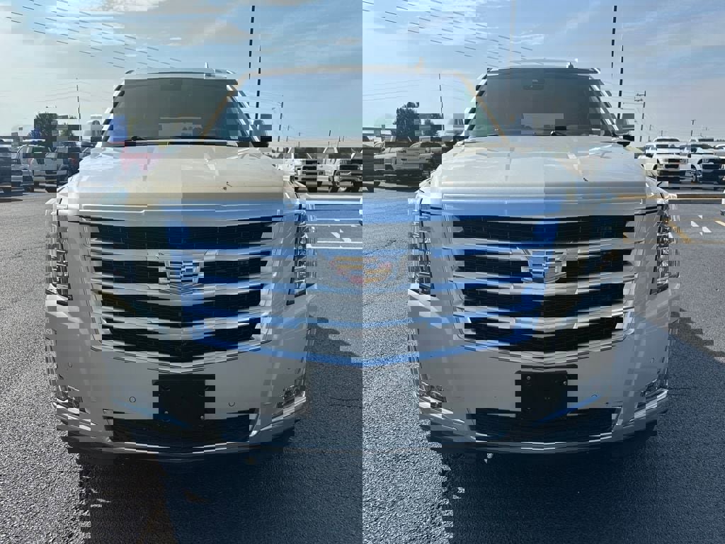 Used 2015 Cadillac Escalade Luxury image 3