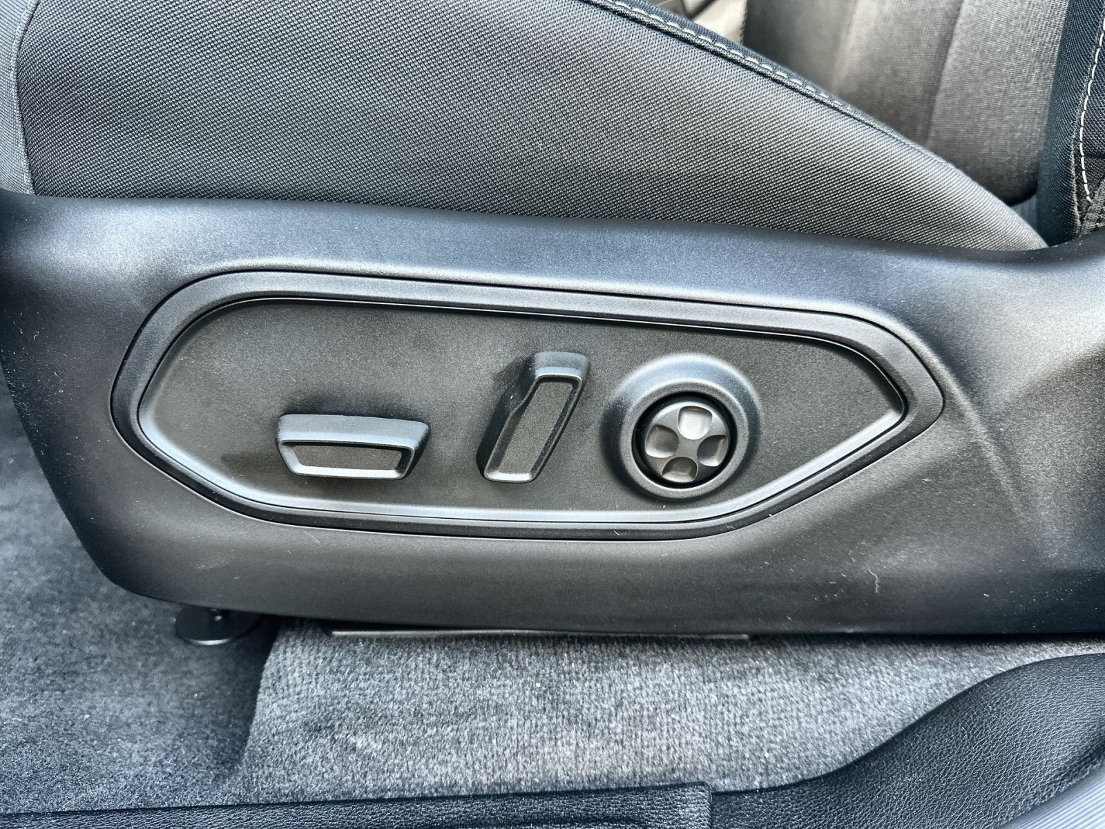 New 2025 Jeep Grand Cherokee L Laredo w/ Luxury Tech Group I AWD/4WD image 14
