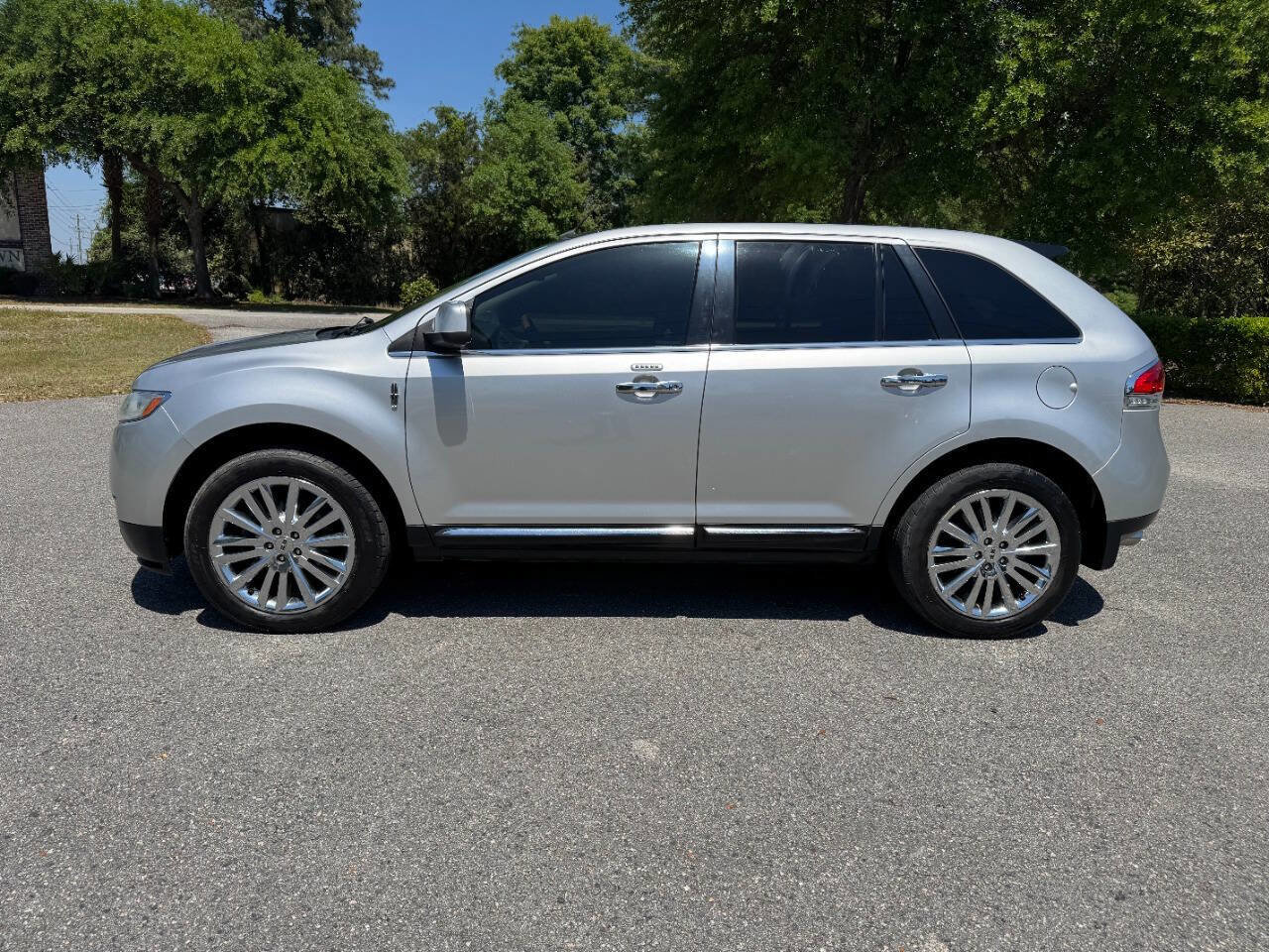 Used 2011 Lincoln MKX AWD w/ 102A Rapid Spec Order Code image 3