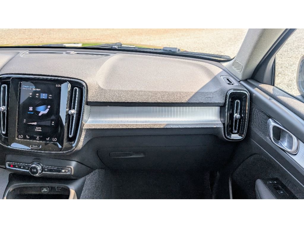 Used 2022 Volvo XC40 T5 Momentum image 29