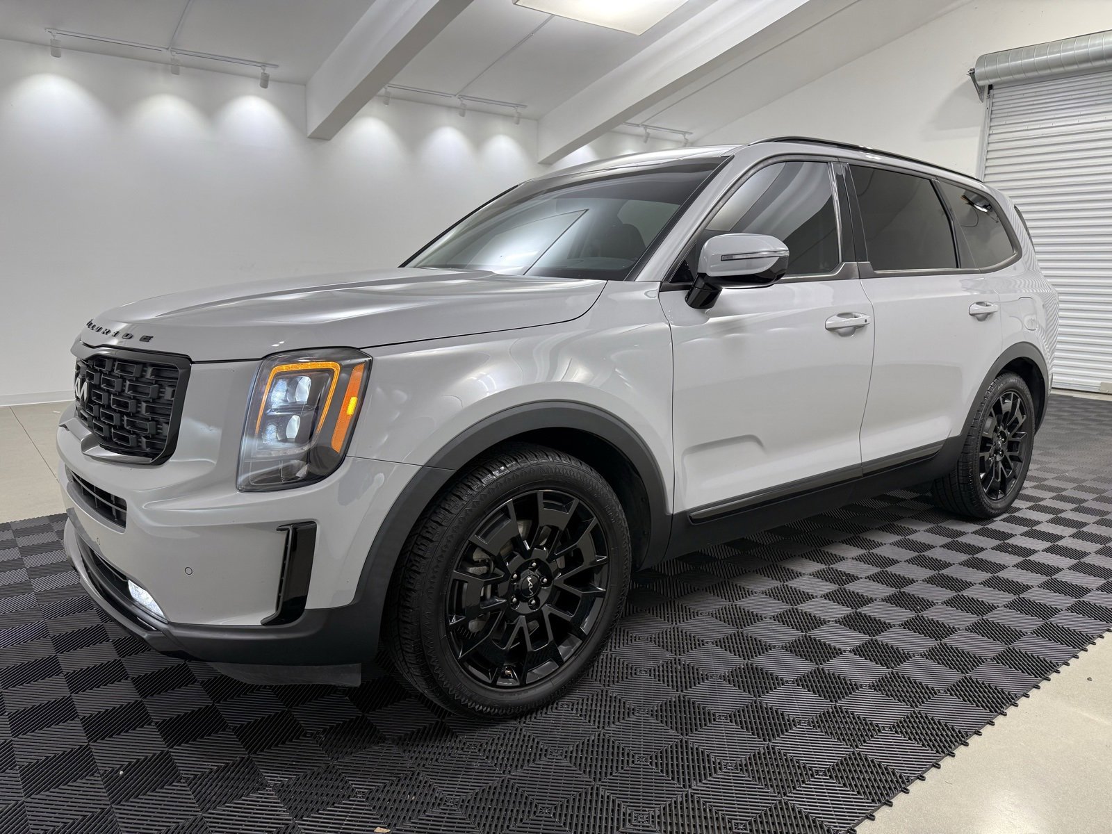Used 2022 Kia Telluride SX w/ SX Prestige Package image 3