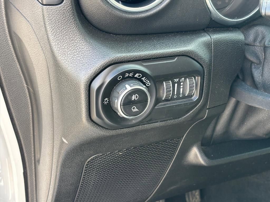 Used 2020 Jeep Gladiator Overland AWD/4WD image 7