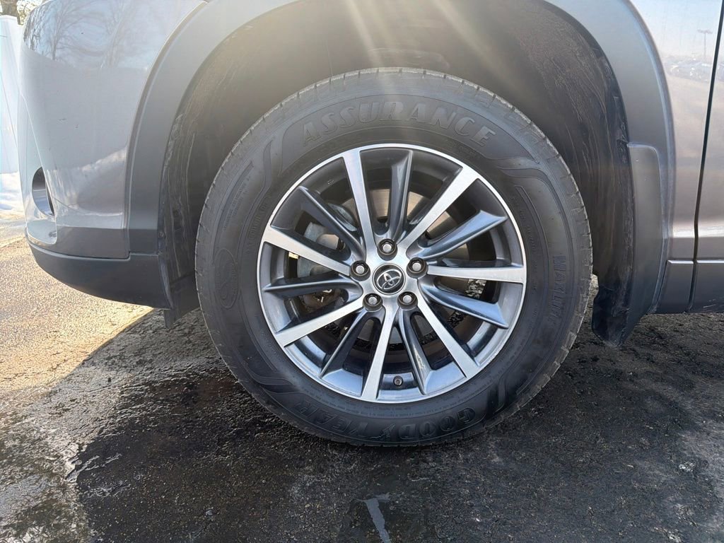 Used 2017 Toyota Highlander XLE image 29