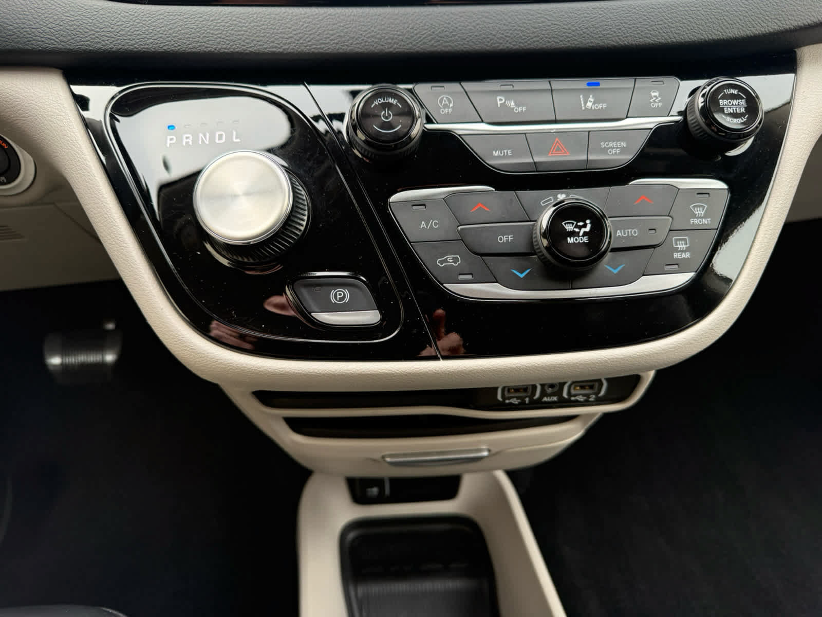Used 2024 Chrysler Pacifica Touring-L FWD image 16