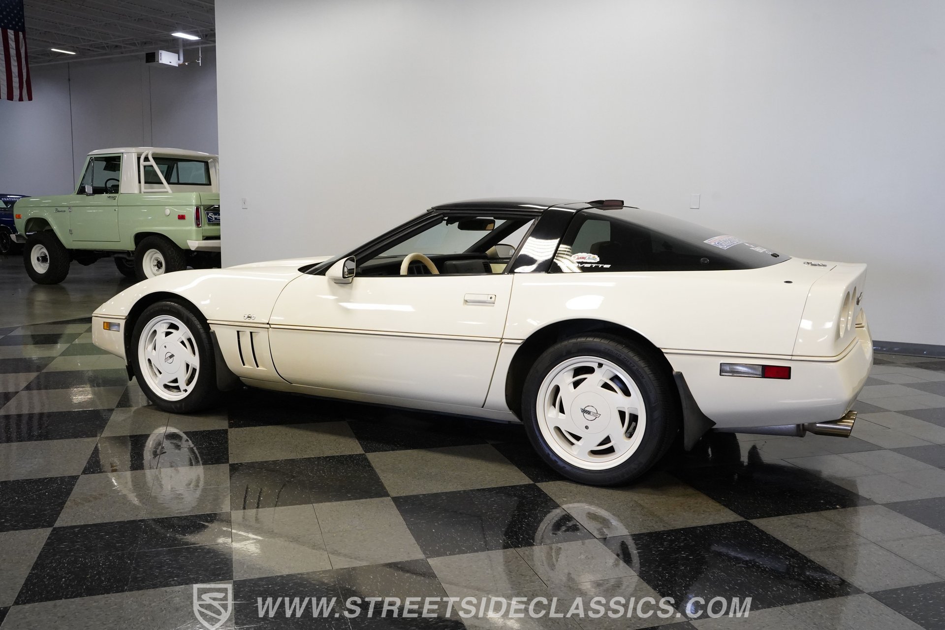 Used 1988 Chevrolet Corvette Coupe RWD image 9