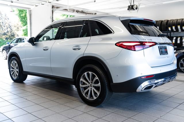 Used 2025 Mercedes-Benz GLC 300 4MATIC image 4