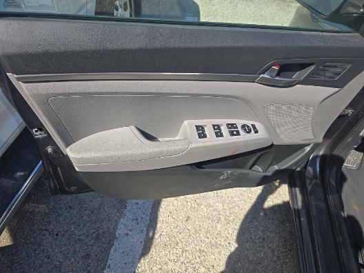 Used 2020 Hyundai Elantra SE FWD image 11
