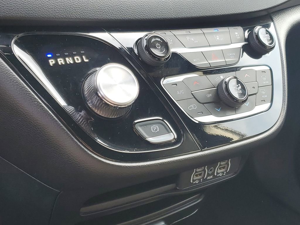 Used 2025 Chrysler Pacifica Select image 21