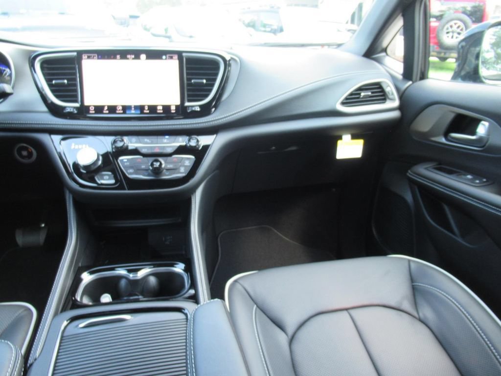 New 2027 Chrysler Pacifica Limited FWD image 14