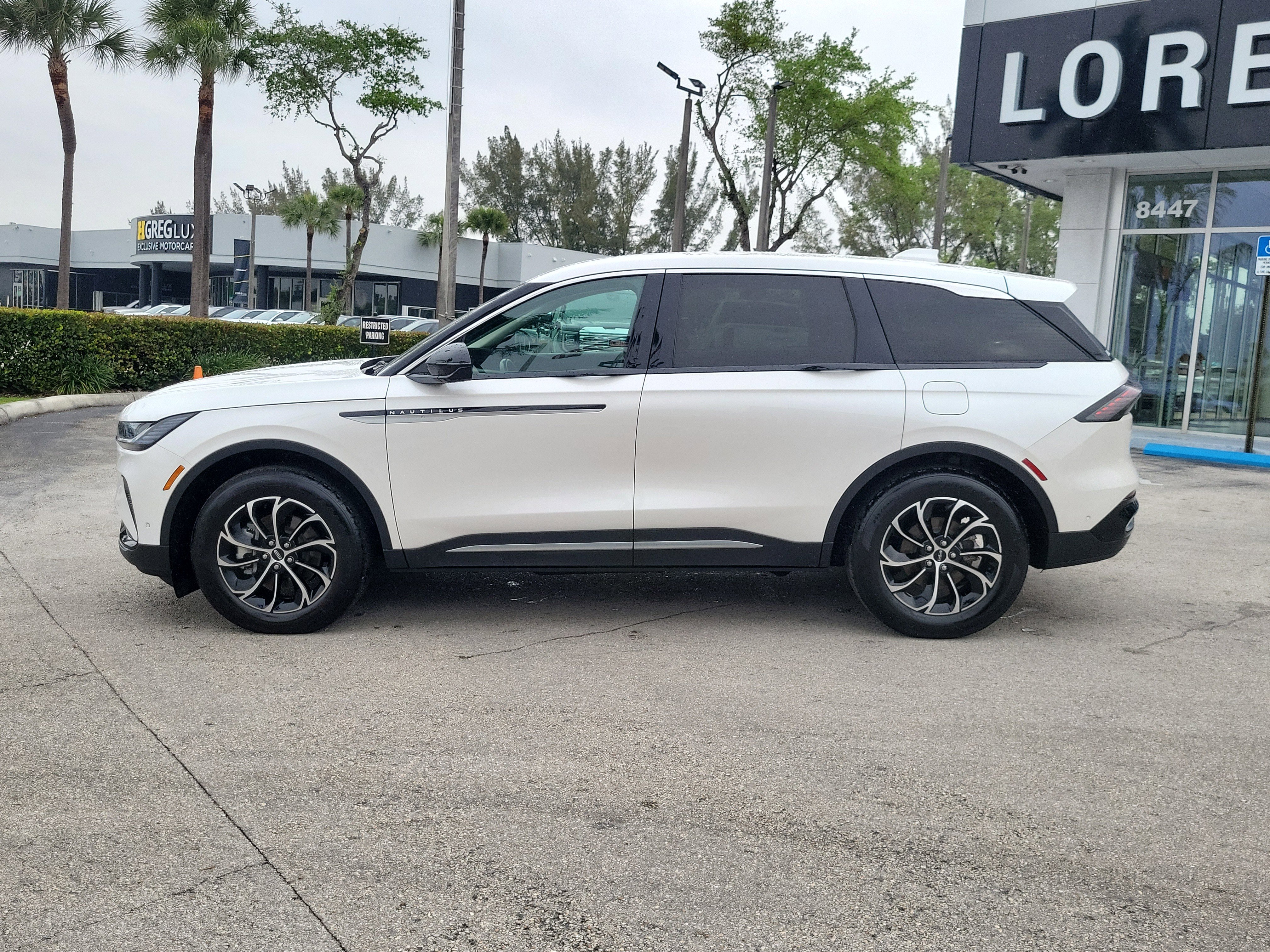 Used 2024 Lincoln Nautilus Premier image 8