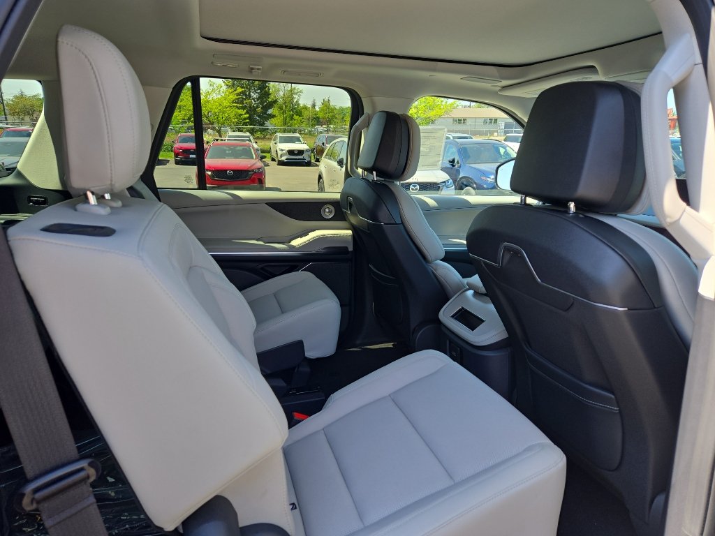 New 2026 Lincoln Navigator Reserve w/ Jet Appearance Package AWD/4WD image 17