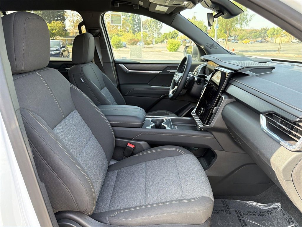 Used 2025 GMC Acadia Elevation image 32