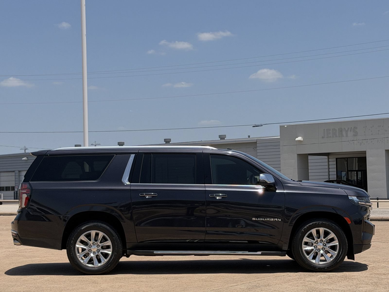 Used 2023 Chevrolet Suburban Premier RWD image 3