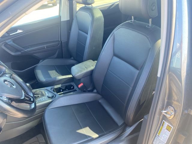 Used 2018 Volkswagen Tiguan SE w/ Panoramic Sunroof Package image 9