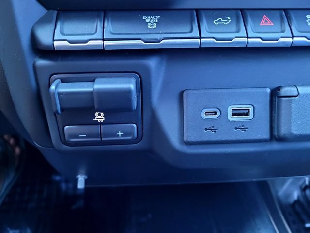 Used 2021 GMC Sierra 3500 4x4 Crew Cab w/ Gooseneck/5TH Wheel Package image 17