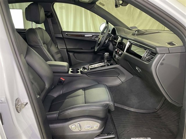 Used 2025 Porsche Macan image 23