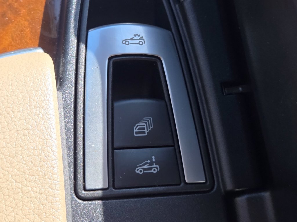 Used 2013 Mercedes-Benz SL 550 image 7