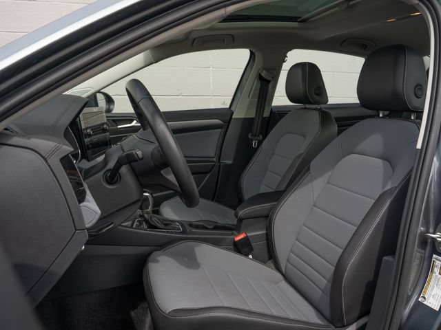 Used 2025 Volkswagen Jetta SE w/ Sunroof Package FWD image 5
