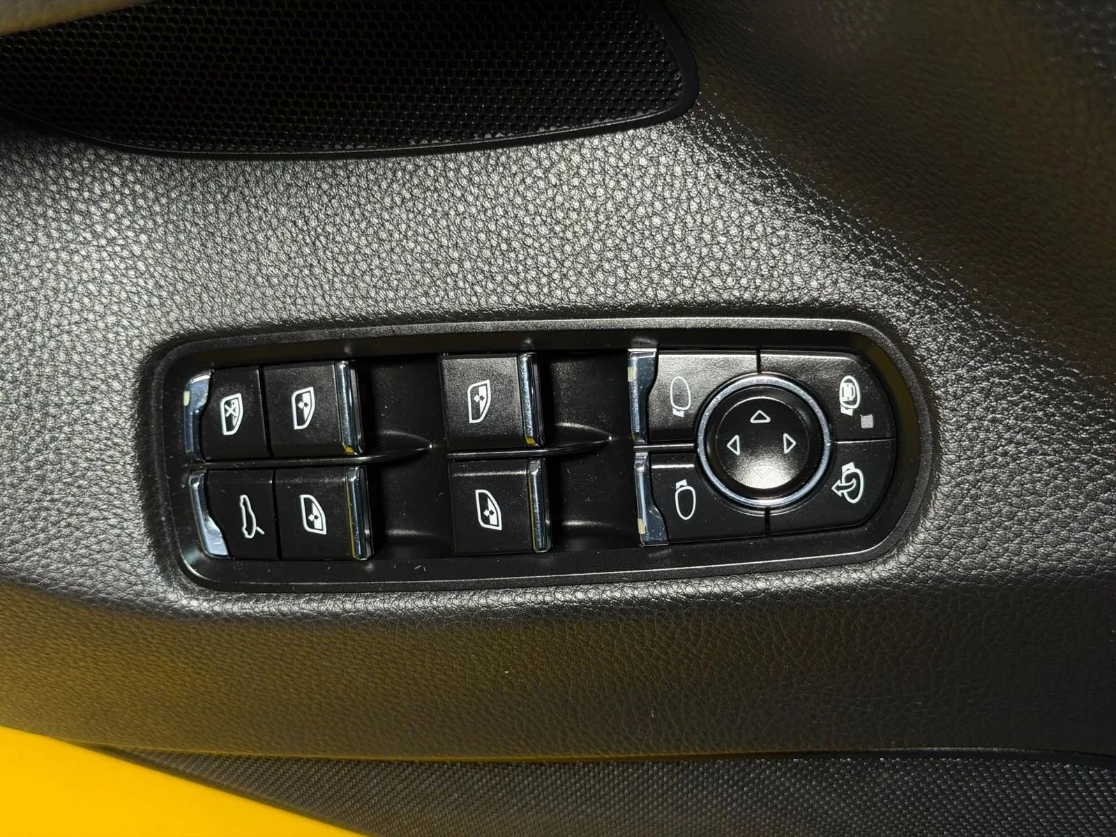 Used 2015 Porsche Panamera 4 image 37