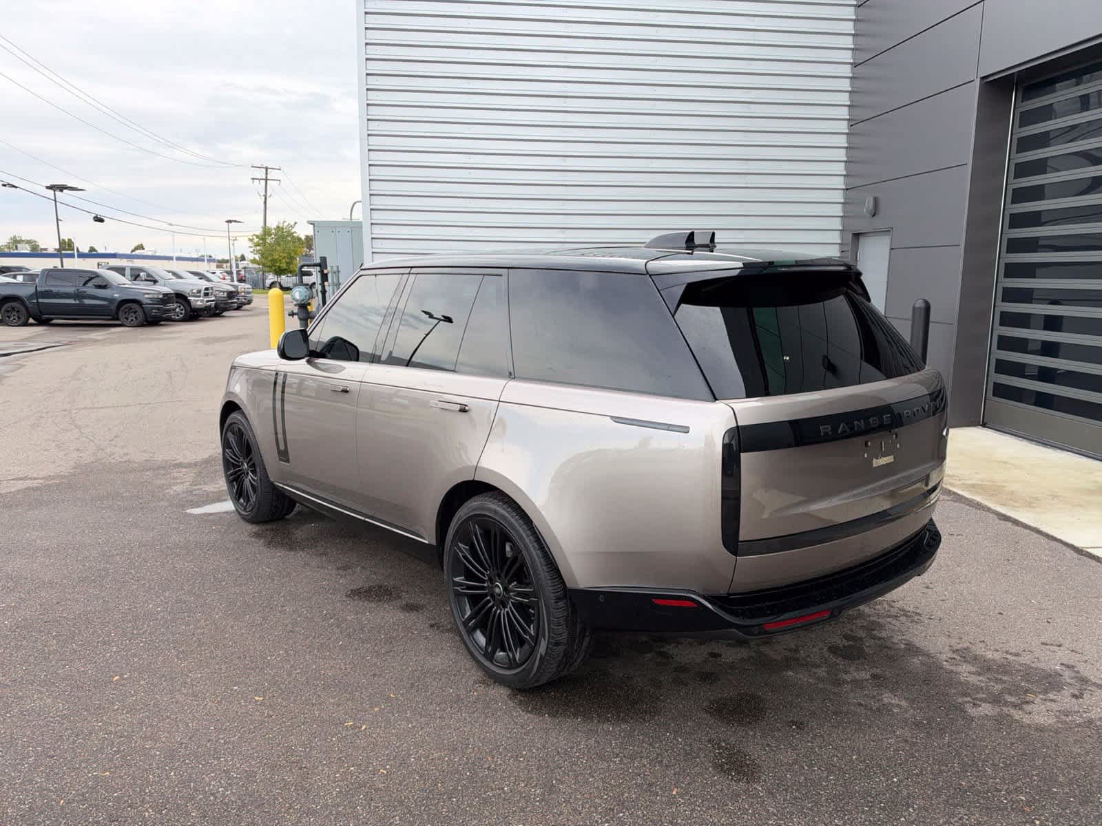 Used 2023 Land Rover Range Rover Autobiography AWD/4WD image 3