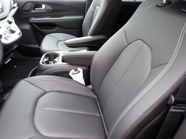 New 2026 Chrysler Pacifica Select image 11